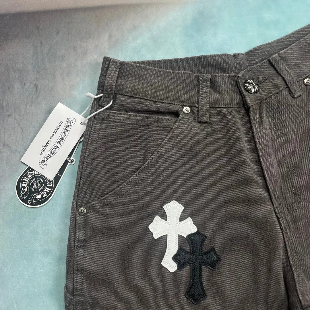 🅿️290 🔘Style number-KL128 🔘Chrome Hearts𝐂𝐡𝐫𝐨𝐦𝐞 𝐇𝐞𝐚𝐫𝐭 Matty Boy Sex Records series Cross black and white patchwork leather lumberjack jeans* Chrome Hearts Matty Boy Sex Records The patchwork leather jeans series is a masterpiece of fashion craftsmanship. It is made of beaded canvas fabric, which has been carefully crafted through heavy washing process, giving the fabric an extremely complex and unique texture, and the upper body has an extraordinary texture. In terms of shape shaping, precise three-dimensional cutting is used to present straight and neat lines, adapting to various body shapes. In terms of accessories, the hardware is customized from ZP (YKK sub-brand) and is of high quality. After being washed, beaded canvas not only becomes thicker, but also has a soft touch and excellent breathability, which greatly enhances the wearing experience. The details are full of ingenuity. The customized small leather label is exquisitely designed, the overall design is unique, and the workmanship is meticulous. Every trace is neat and meticulous, and the details are handled to the extreme. This pair of jeans perfectly integrates multiple fashion elements and breaks gender barriers. It can be easily worn by both men and women and is extremely trendy. Comparable to the Croxin double knee cross leather B01 logging pants and straight overalls B136, they are also extremely luxurious, with a market value of up to 1.9W. They are distinctively characterized by patchwork cross flower embellishment and high-waist washing technology. They embody top-notch heavy-duty craftsmanship and have become a highly sought-after focus item in the fashion industry. As a fashion brand that exudes a rich and luxurious atmosphere, Croxin is known as a high-street aristocrat and is favored by fashionistas and the rich second generation. Compared with ordinary high-street brands, it is more luxurious and noble; compared with traditional luxury brands, it has a bit more fashion personality and unique charm, making it the best choice for fashionistas. Specific to this pair of jeans, they are made of imported denim fabric, with custom-made silver-plated Crow heart buttons. The crosses are hand-embroidered from first-layer sheepskin, and blended into a variety of rare leather materials such as horse hair, sheepskin, and suede. There are a total of 26 genuine leather crosses on the whole pants, giving them a full sense of luxury. After repeated washing, the fabric becomes more delicate and breathable, making it easy to adapt to various styles. The buttons and zippers are made of genuine YKK vintage metal products, and the front knees are reinforced with double-layer canvas. Every hardware is carefully selected, and the details are exquisitely processed, fully demonstrating Croxin's excellent craftsmanship and cutting-edge fashion taste.  Size: S M L XL XXL (28.30.32.34.36) Color: Dark Gray